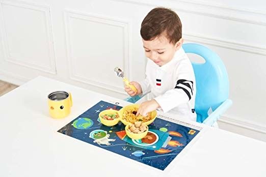 il bambino che usando i placemats eliminabili di plastica stampati ha personalizzato la biancheria da tavola di logo per i bambini