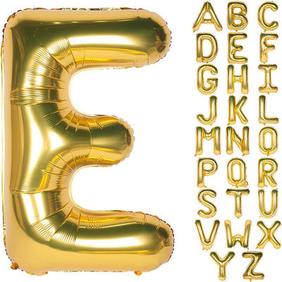 L'elio dell'oro sventa i palloni della lettera dell'alfabeto di Mylar per la decorazione della festa di compleanno di nozze